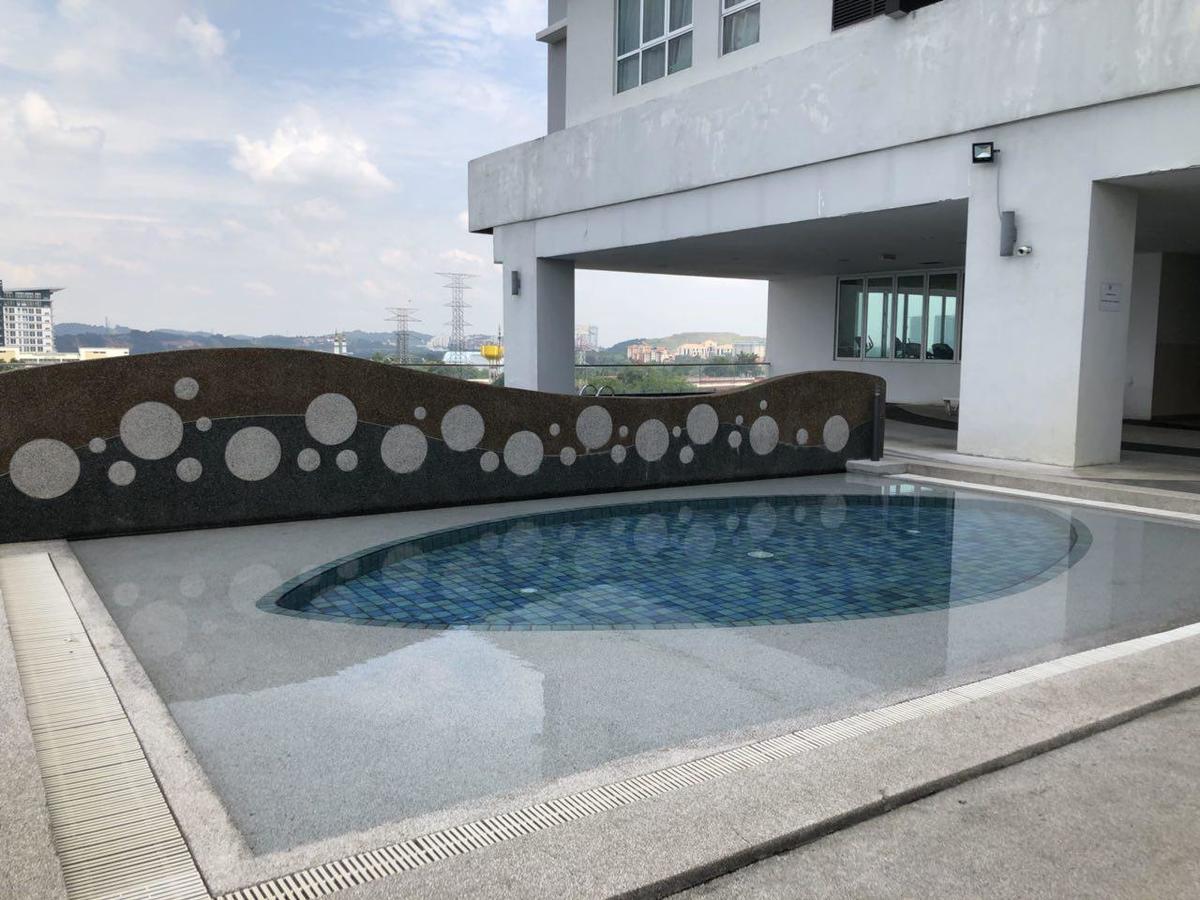 Yenni Duplex @ DeCentrum, Kajang Serdang  Bagian luar foto
